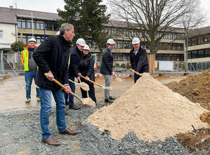 Bild vergrößern: Spatenstich für das neue Fachklassengebäude am KFG