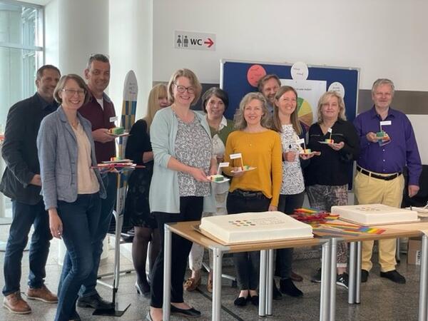 Bild vergrößern: Anschnitt Diversity-Kuchen 2022