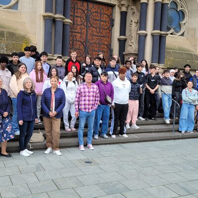 Bild vergr&ouml;&szlig;ern: Gruppeonfoto: Die Gesamtschule am Gluckestein-Schülerinnen und Schüler nach dem Besuch in der Kirche Sankt Marien.