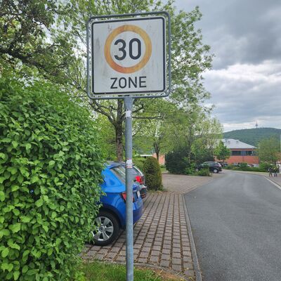 Bild vergr&ouml;&szlig;ern: Tempo 30 Schild in auf einem Parkplatz