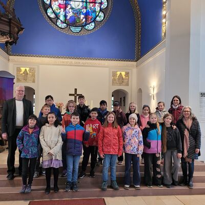 Bild vergr&ouml;&szlig;ern: Die Grundschülerinnen und Grundschüler der vierten Klasse der Ketteler-Francke-Schule beim Besuch der Evangelischen Gedächtniskirche.
