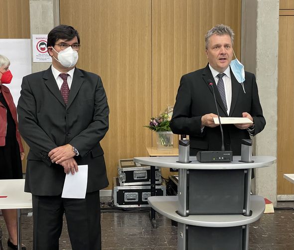 Der neue Kreistagsvorsitzende Renzo Sechi und Landrat Ulrich Krebs bei der Urkundenübergabe an den Kreisausschuss.