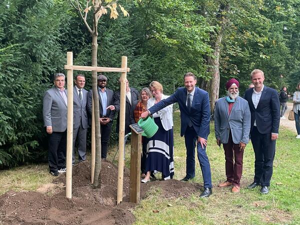 Bild vergrößern: Baumpflanzaktion I