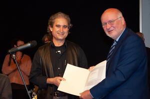 Bild vergrößern: Abi Shek bei der Verleihung des Kunstpreises der Johann-Isaak-von-Gerning-Stiftung zusammen mit Dr. Frank Ausbüttel